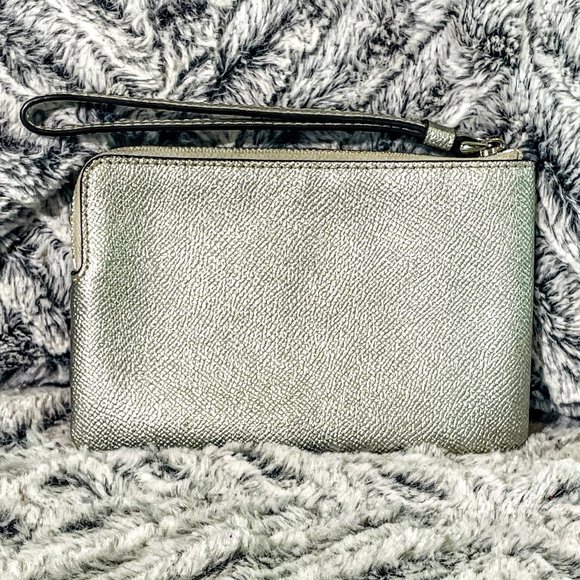 NWOT - COACH SILVER/SILVER CORNER ZIP WRISTLET (F21070) - Picture 2 of 3